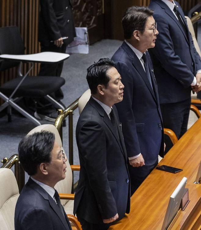 국민의힘 장동혁 대표와 송언석 원내대표를 비롯한 의원들이 1일 국회에서 열린 제429회 국회 정기회 개회식에 검은 상복을 입고 참석해 애국가를 부르고 있다. 연합뉴스
