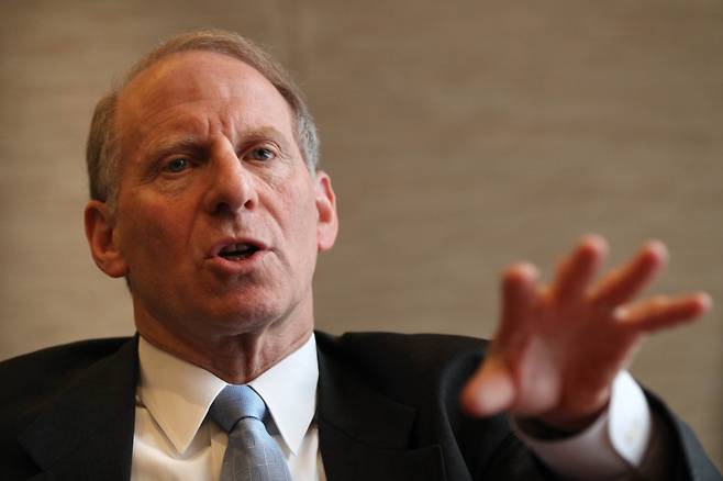 리처드 하스 미국외교협회(CFR) 명예회장은 본지 인터뷰에서 “이미 사실상 핵 보유국인 북한은 핵을 포기하지 않을 것”이라며 “핵 억지력 강화와 군비 축소가 현실적”이라고 했다. 사진은 하스 명예회장이 과거 서울 한 호텔에서 본지와 인터뷰를 하는 모습. /조선일보DB