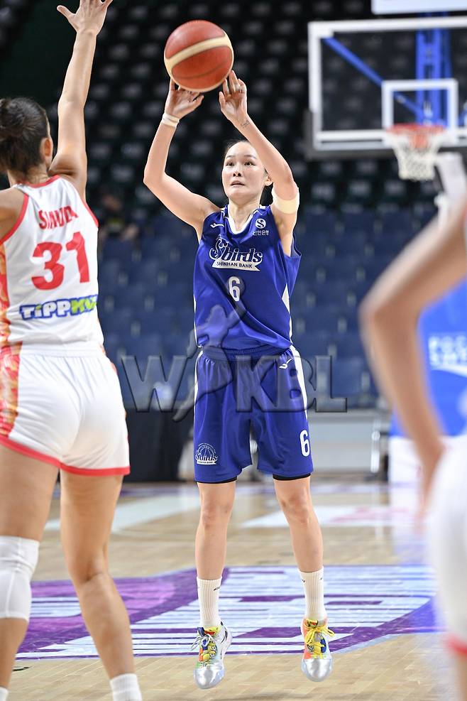신한은행의 최이샘이 1일 열린 박신자컵 B조 2차전에서 헝가리의 DVTK를 상대로 3점슛을 시도하고 있다. /WKBL