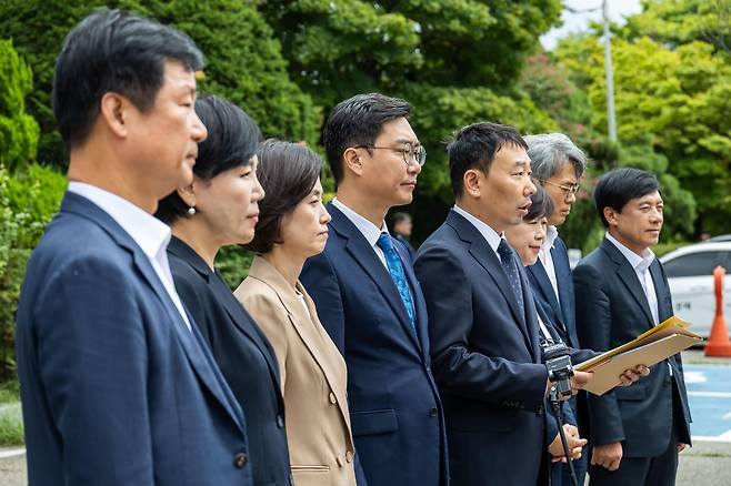 김용민 국회 법제사법위원회 더불어민주당 간사가 1일 경기도 의왕시 서울구치소에서 열린 현장검증을 마치고 브리핑을 하고 있다./뉴시스