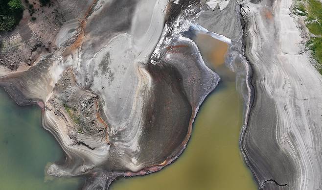 지난달 31일 강원 강릉시 주요 상수원인 오봉저수지 일대가 메말라 있다. /뉴스1