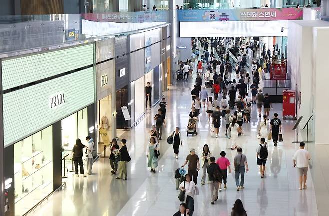 1일 인천국제공항 2터미널 면세구역 전경. 연합뉴스