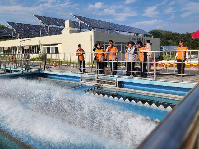 이영팔 소방청 차장(왼쪽 세 번째)이 지난달 31일 강원 강릉시 홍제정수장을 찾아 소방차 급수 지원 상황을 살펴보고 있다. 소방청 제공