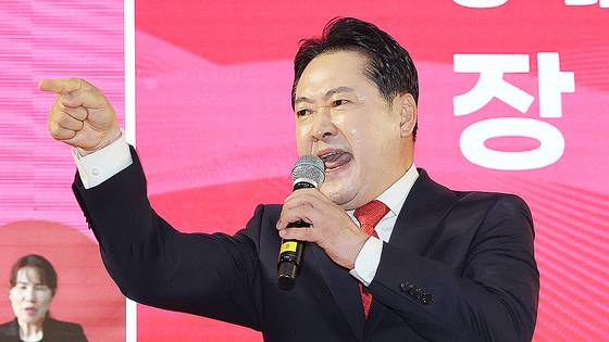 장동혁 국민의힘 대표(당시 당대표 후보)가 지난 13일 대전 배재대에서 열린 국민의힘 제6차 전당대회 충청·호남 합동연설회에서 지지를 호소하면서 조경태 후보 지지층을 향해 손가락질을 하는 모습. 뉴스1