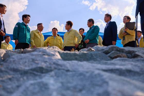 이재명 대통령이 지난 30일 강원 강릉시 성산면 오봉저수지를 방문해 가뭄 피해 상황 등을 점검하고 있다. 뉴스1