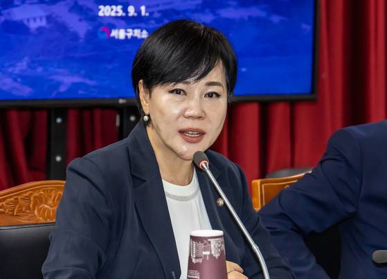 전현희 더불어민주당 의원이 1일 경기도 의왕시 서울구치소에서 열린 현장검증에서 의사진행발언을 하고 있다. 연합뉴스