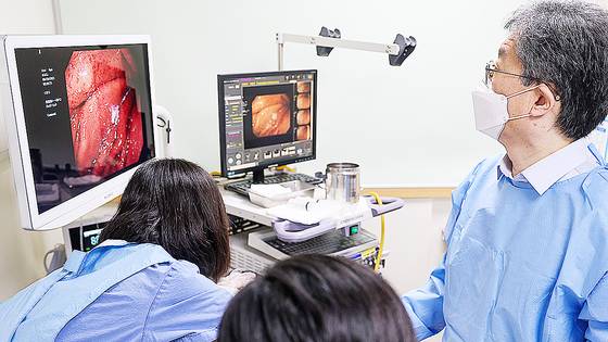 문영수(오른쪽) 전 적십자 의료원장이 2023년 서울적십자병원에서 위 내시경 검사를 하고 있다. 중앙포토