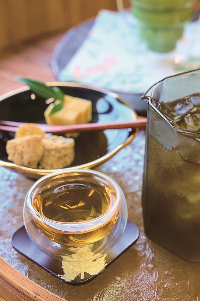 양갱다식과 함께 제공되는 '장군차 산들'의 장군차. 사진=도진영