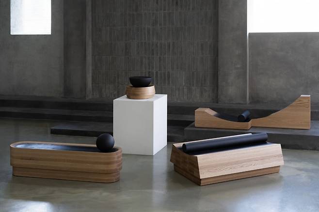 2025 청주국제공예공모전 대상 수상작. 이시평, 일지(日記) Log, 최대 75x152x53h cm 이내, 레드오크, 스테인리스 스틸, 2024. /청주공예비엔날레