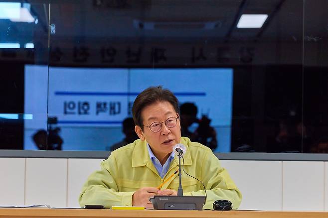 이재명 대통령이 지난달 30일 강원 강릉시청 재난안전상황실에서 가뭄 대책 회의를 주재하고 있다. 대통령실 제공