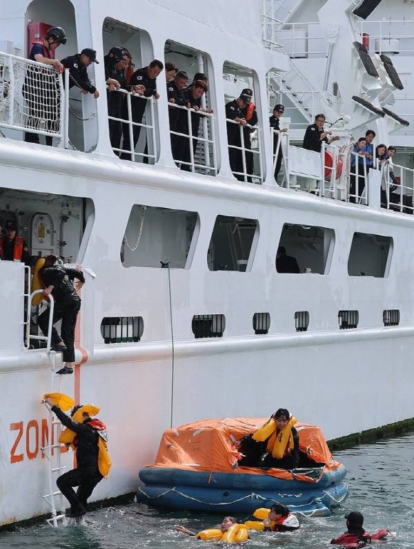 부산 영도구의 해경 전용부두 해상에서 해경이 비상시에 대비해 구명뗏목 투하, 이함 훈련 등을 하고 있다.