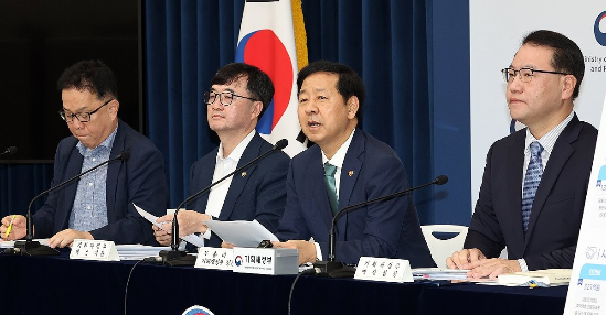 구윤철 부총리 겸 기획재정부 장관(오른쪽 두 번째)이 지난 28일 정부세종청사 중앙동 공용브리핑실에서 2026년도 예산안에 관해 설명하고 있다. 오른쪽부터 유병서 예산실장, 구 부총리, 임기근 2차관, 안상열 재정관리관. (사진=연합뉴스)