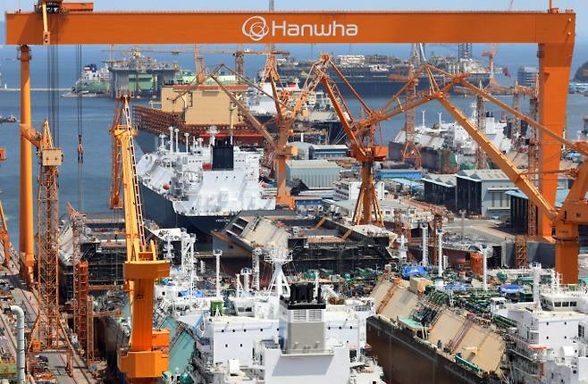 경남 거제시 한화오션 거제사업장에 대형 크레인과 건조 중인 선박이 보이고 있다. / 사진=뉴스1 윤일지 기자 /사진=(거제=뉴스1) 윤일지 기자