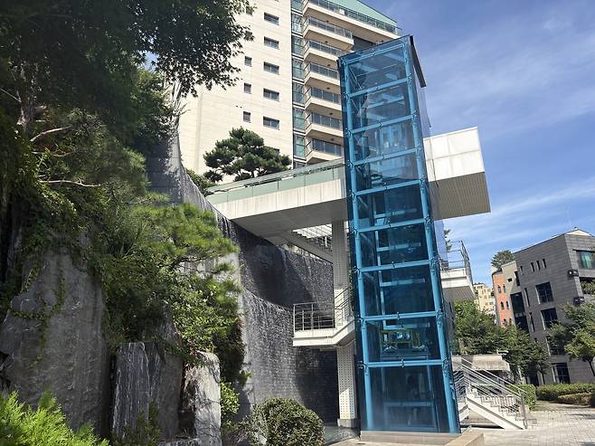 한남 더힐 단지 내 진입을 위한 앨리베이터. 카드를 찍어야지만 작동한다.