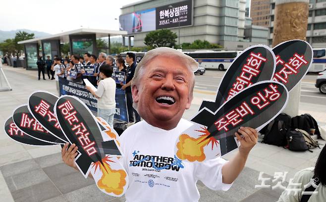 8일 오전 서울 종로구 주한미국대사관 앞에서 열린 '2025 자주평화실천단 출정 기자회견' 참석자가 미국 트럼프 대통령의 탈을 쓰고 퍼포먼스를 하고 있다. 황진환 기자