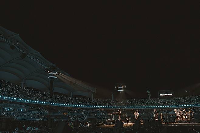 데이식스는 지난달 30~31일 이틀 동안 경기도 고양시 고양종합운동장 주경기장에서 10주년 기념 공연 '더 데케이드'를 열었다. JYP엔터테인먼트 제공