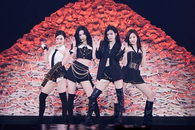 그룹 에스파가 지난달 29~31일 사흘 동안 서울 송파구 올림픽공원 케이스포돔에서 세 번째 단독 콘서트를 열었다. SM엔터테인먼트 제공