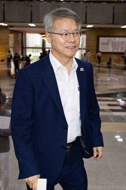 더불어민주당 민형배 검찰개혁특별위원회 위원장이 지난달 27일 국회 본회의 종료 후 이동하고 있다. 뉴스1