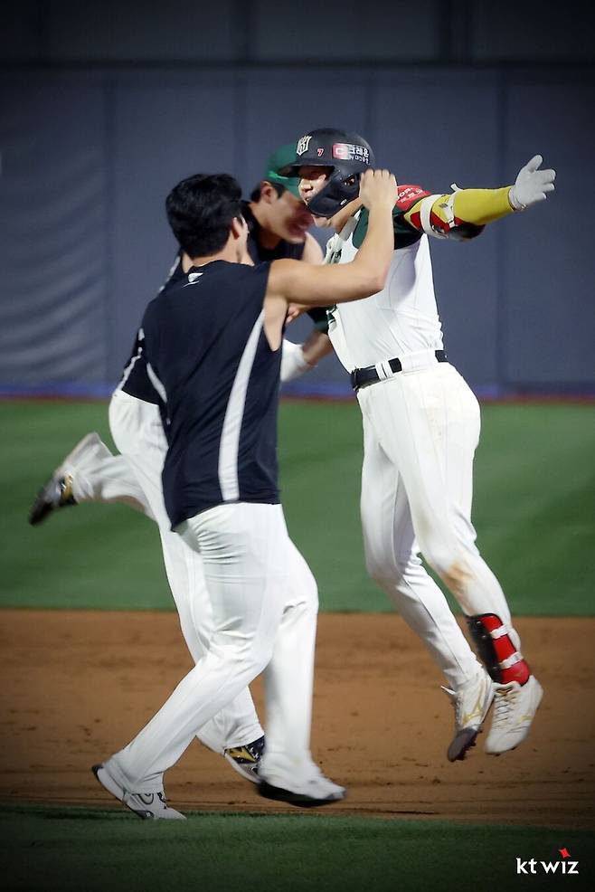 ▲ 31일 수원 KIA전에서 극적인 끝내기 승리를 거둔 KT ⓒKT위즈