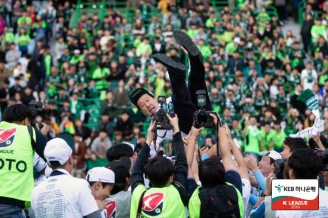 지난 2018년 K리그 역대 최소 경기·최다 승점·최다 승리로 전북 현대 우승을 이끈 최강희 감독이 헹가래를 받고 있다. /사진=한국프로축구연맹 제공