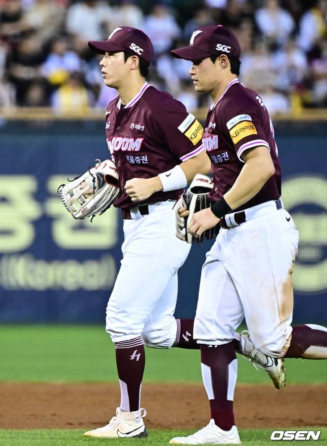 3회 수비를 마친 이주형(왼쪽)이 어두운 표정으로 더그아웃으로 향하고 있다.