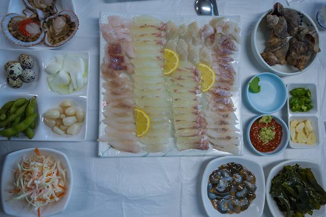 백령도 식당에서 제공되는 모든 생선회는 자연산이다