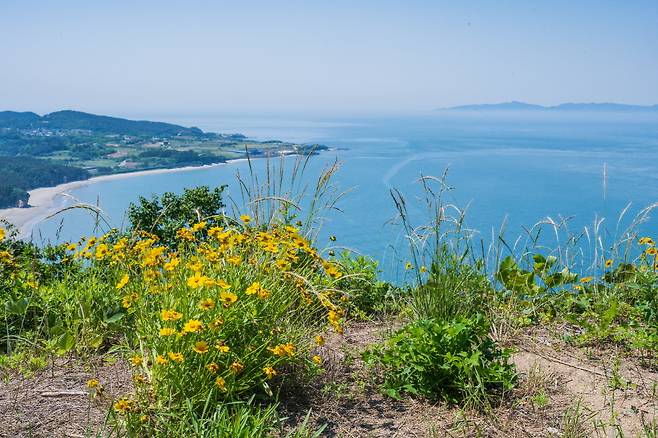 끝섬전망대에서는 백령도 해안과 황해도 장연 땅까지 내려다보인다