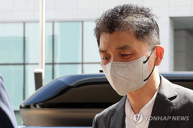 결심공판 출석하는 카카오 김범수 (서울=연합뉴스) 이동해 기자 = SM엔터테인먼트 시세조종 공모 의혹을 받는 카카오 창업자 김범수 경영쇄신위원장이 29일 오후 서울 양천구 서울남부지법에서 열린 1심 결심공판에 출석하고 있다. 2025.8.29 eastsea@yna.co.kr
