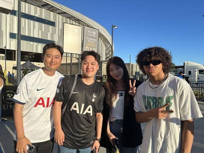 손흥민 보러 경기장 찾은 한인 팬들 (로스앤젤레스=연합뉴스) 임미나 특파원 = 31일(현지시간) 손흥민(로스앤젤레스FC)의 첫 홈경기 데뷔전이 열린 미국 LA BMO스타디움 앞에서 제임스 정(맨 왼쪽)씨 등 한인 팬들이 손흥민 경기에 기대감을 드러내고 있다. mina@yna.co.kr