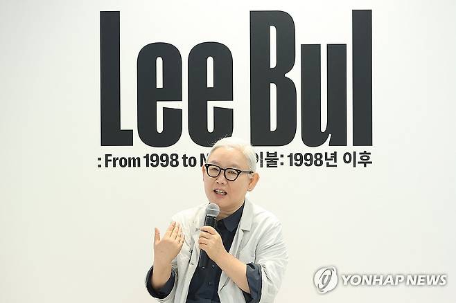 기자간담회하는 이불 작가 (서울=연합뉴스) 강민지 기자 = 이불 작가가 1일 서울 용산구 리움미술관에서 열린 '이불:1998년 이후' 기자간담회에서 취재진의 질문에 답하고 있다. 2025.9.1 mjkang@yna.co.kr