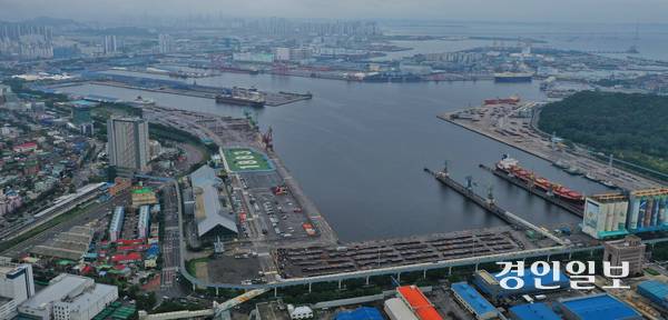 인천 내항 6부두 출입 게이트 위치를 놓고 인천항만공사와 부두운영사가 갈등을 빚고 있다. 사진은 인천항 내항 전경. 2025.7.19 /조재현기자 jhc@kyeongin.com