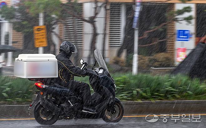 최근 배달 기본료가 낮아지면서 배달 라이더들이 성과에 따라 수익률이 높아지는 '미션제' 등을 수행하다가 사고를 당하는 사례가 잇따르는 가운데 1일 오후 수원시청 인근 도로에서 한 배달 라이더가 음식을 배달하고 있다. 임채운기자