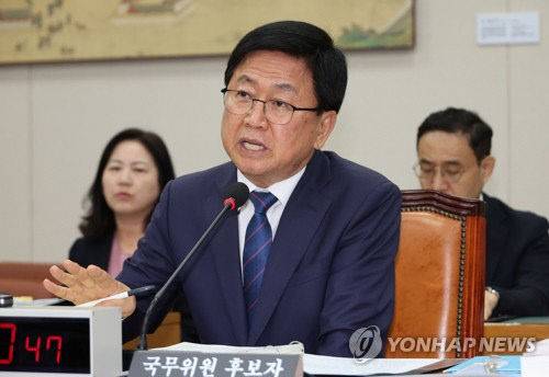 최교진 부총리 겸 교육부 장관 후보자가 2일 서울 여의도 국회 교육위원회에서 열린 인사청문회에서 자료 제출 요구에 답하고 있다.