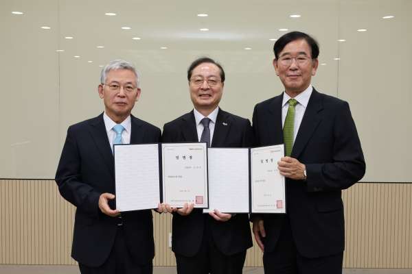 (왼쪽부터) 오희목 석좌교수, 강대임 총장, 이중기 석좌교수