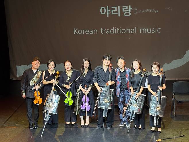 업사이클 악기를 제작·연주하는 크리에이티브아트 단체사진.