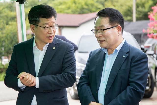 2일 익산을 찾은 안호영 국회의원(완주·진안·무주)이 정헌율 시장과 마주한 자리에서 전주·완주에 익산을 포함한 전북형 100만 메가시티 구축 필요성을 강조하고 있다./사진 제공=익산시