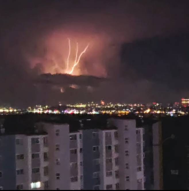 울산 북구에서 울산대교 방향으로 보이는 번개 모습. 독자 제공
