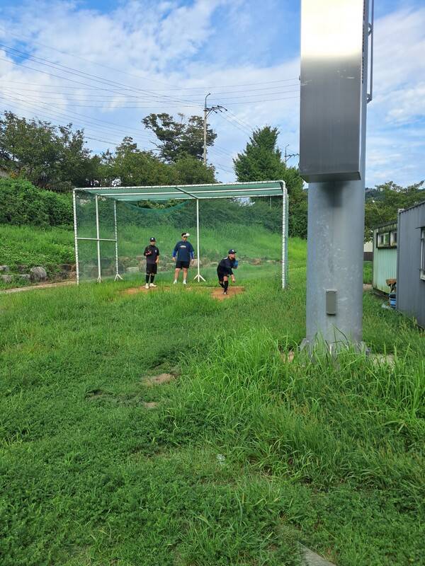 하동 금남고 야구부가 투구 훈련을 하고 있다. /금남고 야구부