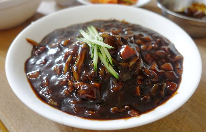 오래 기억될 청송 고향식당의 짜장면.