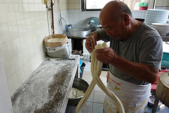 마법 같은 짜장면 맛을 선물해준 청송 고향식당의 영감님.