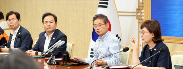 이철우 경북도지사의 주재로 2일 경북도청에서 열린 저출생과의 전쟁 혁신 대책회의. 왼쪽부터 김호진 경북도 기조실장, 김학홍 행정부지사, 이 지사, 양금희 경제부지사. 사진=경북도 제공