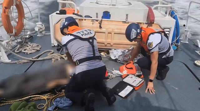 2일 낮 12시 55분께 부산 수영구 민락교 인근 해상에서 70대 남성이 심정지 상태로 발견돼 인근 병원으로 옮겨졌다. 부산 해양경찰서 제공