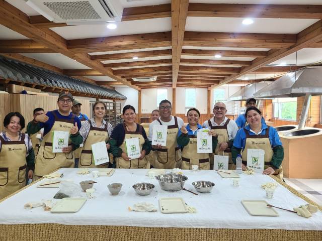 외국인 관광객들이 하동에서 다도체험을 하고 있다./경남도/