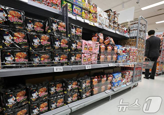 서울시내 대형마트에 진열된 '불닭볶음면'. 2024.11.15/뉴스1 ⓒ News1 황기선 기자