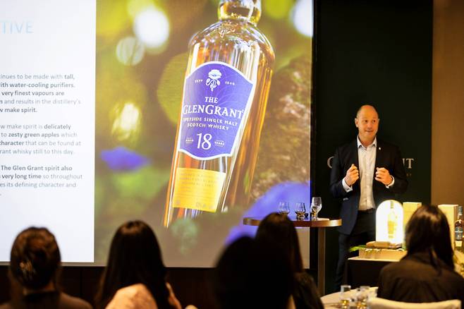 지난 31일 서울시 중구 장충동 서울신라호텔에서 진행된 '더 글렌그란트' 마스터 클래스에서 마스터 디스틸러인 그렉 스테이블스(Greig Stables)가 발언하고 있다(신라면세점 제공).
