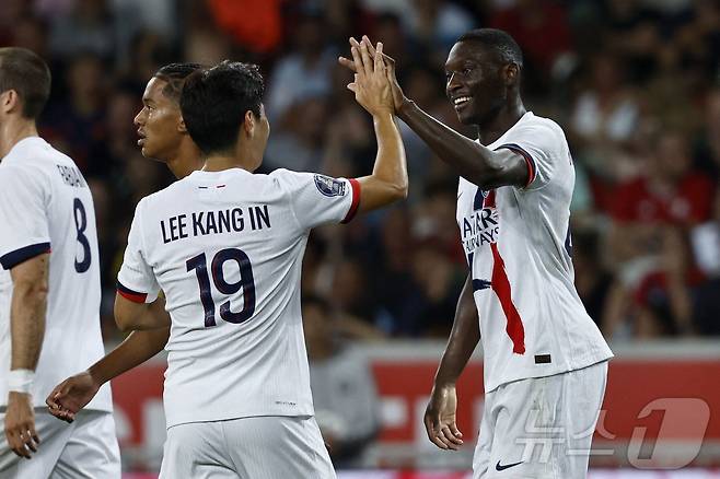 PSG 시절 이강인과 함께 득점의 기쁨을 나누는 무아니(오른쪽) ⓒ AFP=뉴스1