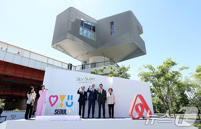 에어비앤비가 10월부터 영업신고 의무화를 전면 시행한다. 사진은 지난해 데이브 스티븐슨 에어비앤비 최고사업책임자(CBO)가 방한해 오세훈 시장과 기념 촬영을 하는 모습. 2024.5.28/뉴스1 ⓒ News1 박지혜 기자