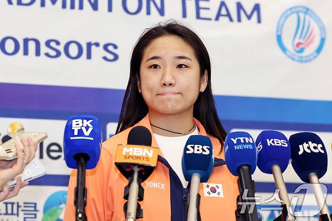 '셔틀콕 여제' 안세영이 2일 오후 인천국제공항을 통해 귀국해 소감을 밝히고 있다. 안세영은 지난달 30일(한국시간) 프랑스 파리 아디다스 아레나에서 열린 '2025 세계개인배드민턴선수권대회' 여자 단식 4강전에서 중국의 천위페이에게 게임 스코어 0-2로 패해 대회 2연패 도전에 실패했다. 2025.9.2/뉴스1 ⓒ News1 민경석 기자