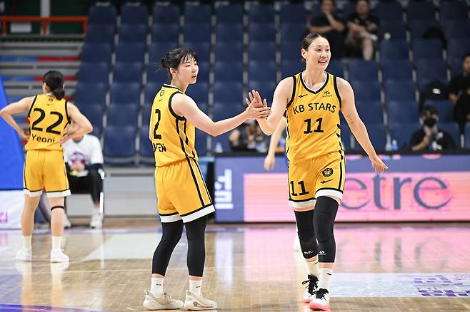 청주 KB의 강이슬(오른쪽)과 허예은. (WKBL 제공)