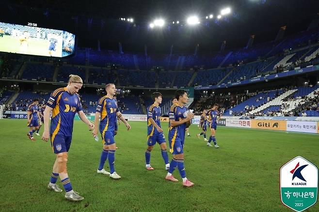 울산 선수들이 전북전에서 패한 뒤 고개를 숙이고 있다. 사진 | 한국프로축구연맹
